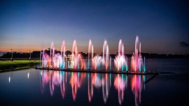 嘉義市蘭潭音樂噴泉13日起恢復表演，浪漫夜景將重現。（嘉義市政府提供）