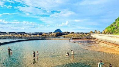 睽違3個月的基隆市和平島公園戶外水池「藍海水池」，13日首度解封，雖1天限制500人，但仍吸引遊客前往戲水。（和平島公園提供／張穎齊基隆傳真）