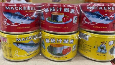有網友疑惑為何明明都是鯖魚罐頭，卻有分紅色、黃色包裝。(圖／爆廢公社二館)