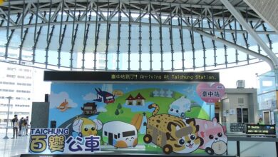 台中市政府交通局於台中轉運中心2樓大平台推出「百變公車展覽」。（台中市政府提供）