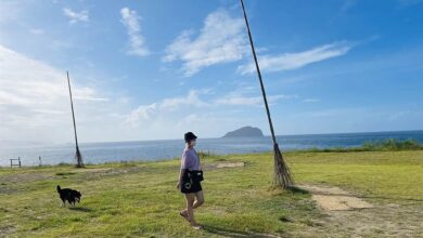 基隆八斗子潮境公園的裝置藝術的巨型飛天掃帚，是網美爭相拍照打卡的熱門景點。（張穎齊攝）