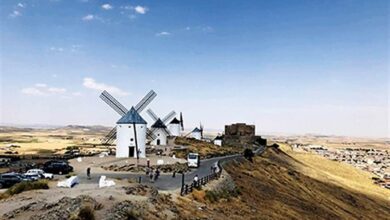 十二座白色的塔式風車在山頂上，被卡斯蒂利亞─拉曼恰廣闊的平原所環繞。(圖／講義雜誌)