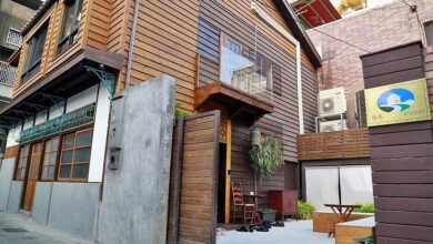 嘉義市首座木構造民宿，展現新舊共融的風貌。（嘉義市政府提供）