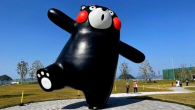 高達6公尺的熊本熊雕像微微抬起右腳，動作和表情都相當俏皮可愛。　圖：熊本県観光連盟／來源