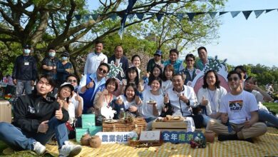 新北市農業局與國立臺北大學合作，辦理為期一個月的「三峽綠茶季」，新北市長侯友宜今與地方人士一同封茶祈福，鼓勵師生深耕在地文化，也盼茶文化與產業結合傳承。（蔡雯如攝）