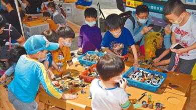 台北大學社科院連續5年舉辦「北大玩具節」，邀請社區民眾到校闖關，免費兌換玩具，昨吸引超過1500人參與。（蔡雯如攝）