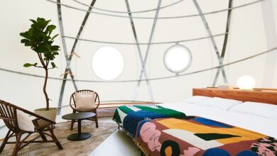 與豪華露營常見的星空帳不同，「INN THE PARK 福岡」主打高約2層樓的球型帳篷，內部空間也精心設計。　圖：株式会社インザパーク／來源