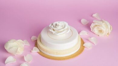 「純白心意」的母親節蛋糕，以優雅潔白形象搭配代表愛意的巧克力。　圖：JR東日本大飯店台北／提供