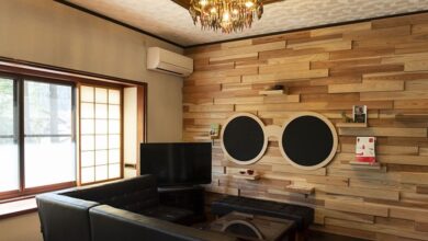 位於福井縣鯖江市的「SABAE MEGANE HOUSE（鯖江眼鏡屋）」，號稱是全球第一間眼鏡旅宿，客廳牆上的大眼鏡其實是黑板，可讓房客用粉筆盡情塗鴉。　圖：SABAE MEGANE HOUSE／提供