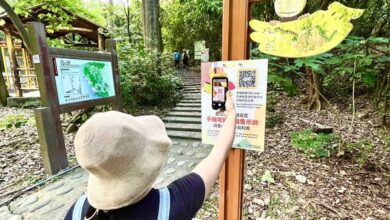 南壽山-動物園登山入口處告示牌及QR CODE。　圖：高雄市政府觀光局／提供
