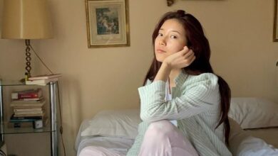 Suzy-becomes-a-hot-topic-for-her-gorgeous-bare-faced-pajama-selfie.jpg
