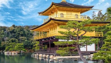 前往京都必去景點之一「鹿苑寺」，留下美照之餘也祈求好運氣。　圖：Klook／提供