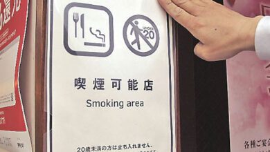 長住在台灣的日本網紅「歐吉桑」表示，日本餐廳門口貼上「未滿20歲不能入內用餐」貼紙要特別注意。（圖／翻攝自歐吉桑臉書粉專）