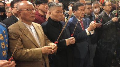 大甲鎮瀾宮董事長顏清標主持，率領全體董監事上香請示媽祖進香日程，現場吸引關心媽祖出巡信眾圍觀。(陳世宗攝)