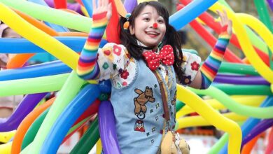 2023台灣燈會踩街遊行5日在台北市政府周邊舉行，「兆群表演藝術團」小丑哥哥姐姐們將色彩繽紛的氣球穿戴在身上，吸引大小朋友的目光。（劉宗龍攝）