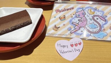 壽司郎「堅果生巧克力慕斯蛋糕」60元限時開賣，情人節當天內用滿額就送寶可夢夾鏈袋。（壽司郎提供）