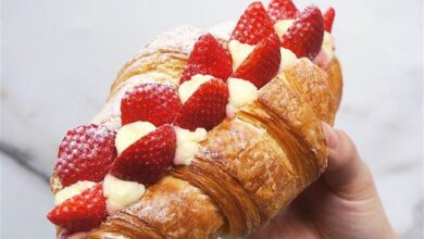 「普諾麵包坊」特製22公分重量級可頌，滿滿的草莓及卡士達餡料，被封為「草莓劍龍」。（普諾麵包坊提供）