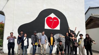 文化局長陳佳君（右7）與2022年進駐藝術家在李燕華（右5）的作品《找尋內心的家系列》前合影。（台中市港區藝術中心提供）