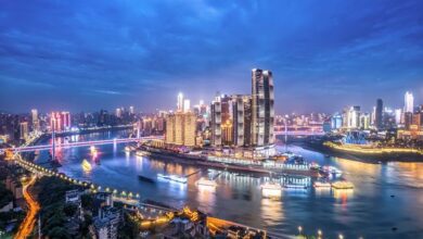 赴中國大陸的城市旅行，登高賞夜景為視覺一大享受；圖為重慶來福士廣場的璀璨夜色。　圖：Shutterstock／來源