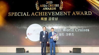 名勝世界郵輪首席運營官林俊彥先生（右）接受韓國海洋水產部部長 Seung Hwan Cho 先生（左）頒發特別成就獎。　圖：名勝世界郵輪／提供