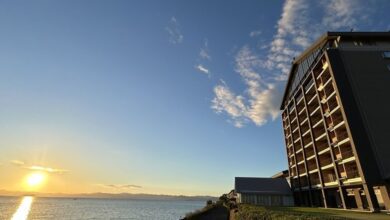 「蒼之湖邸 BIWAFRONT HIKONE」飯店矗立於琵琶湖畔，早晚可享受不同湖景面貌。　圖：Hotel New Awaji Group／來源
